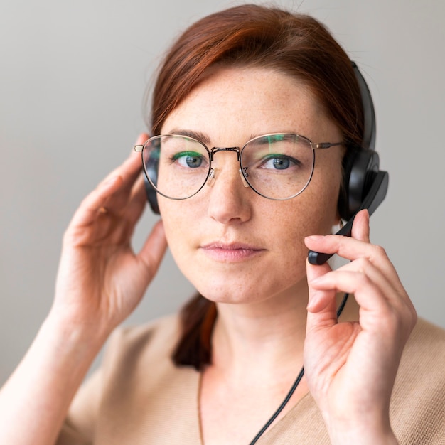 Retrato de mujer en el trabajo con videollamada