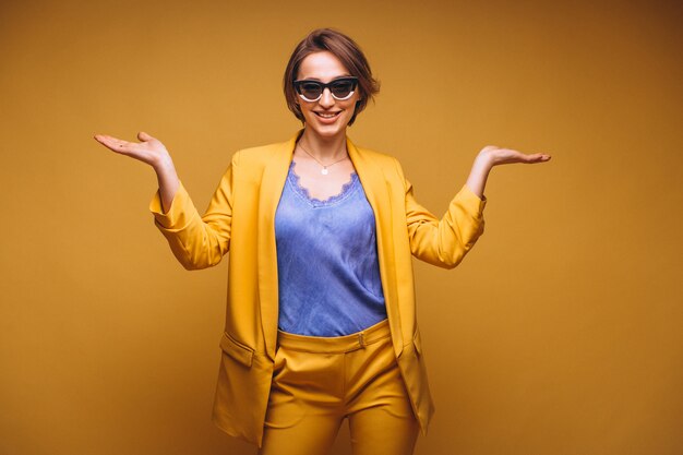 Retrato de mujer en traje amarillo aislado