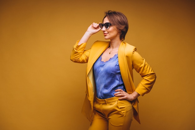 Retrato de mujer en traje amarillo aislado