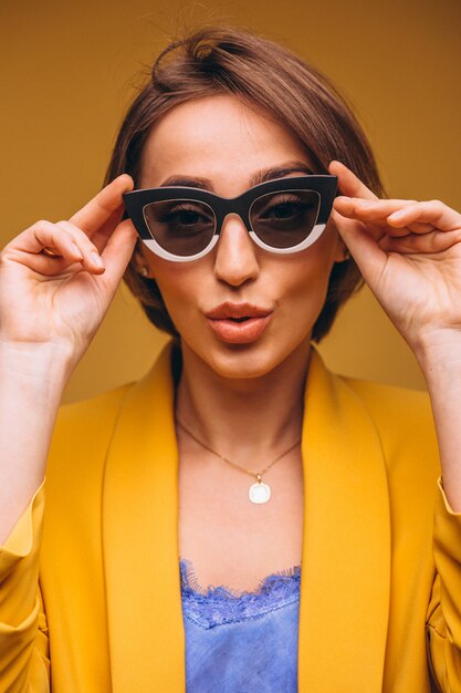 Retrato de mujer en traje amarillo aislado