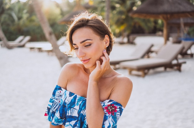 Retrato de mujer en traje de baño junto al barco cerca del océano