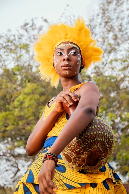 Retrato de mujer con traje de carnaval