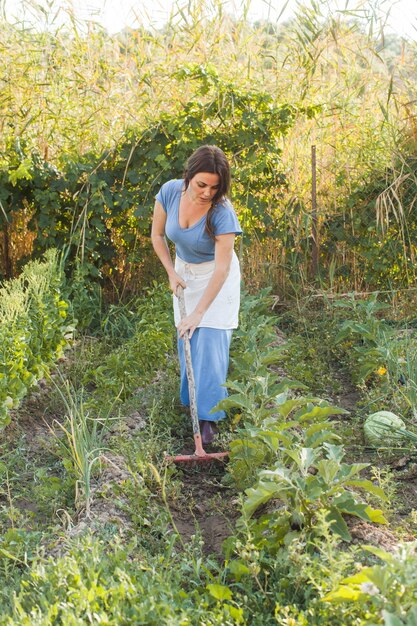 Retrato de mujer trasiego en el campo