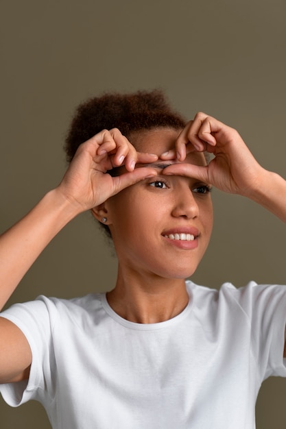 Foto gratuita retrato de mujer tratando de masaje facial de yoga para mantenerse joven