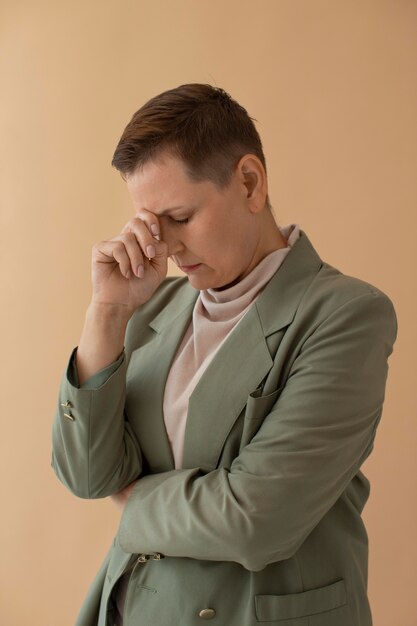 Retrato de mujer triste de tiro medio