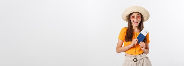 Retrato de mujer turista feliz con pasaporte de vacaciones sobre fondo blanco.