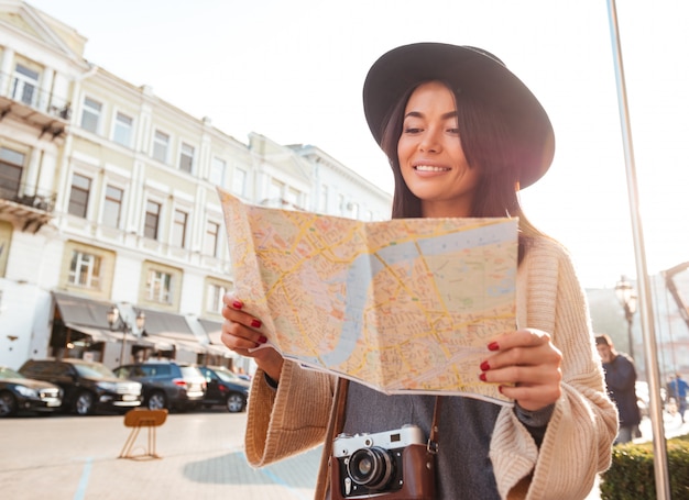 Retrato de una mujer turista feliz