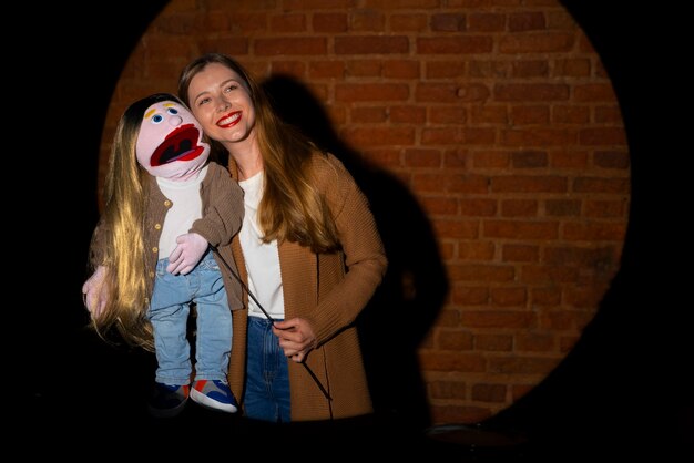 Retrato de mujer ventrílocuo con títeres en show