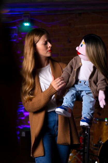 Retrato de mujer ventrílocuo con títeres en show