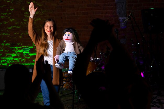 Retrato de mujer ventrílocuo con títeres en show