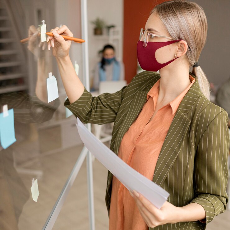 Foto gratuito retrato de mujer vistiendo mascarilla en el trabajo