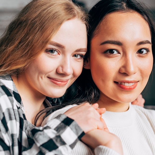 Foto gratuita retrato de mujeres atractivas jovenes felices