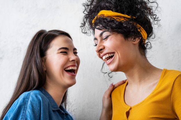 Foto gratuita retrato de mujeres felices riendo