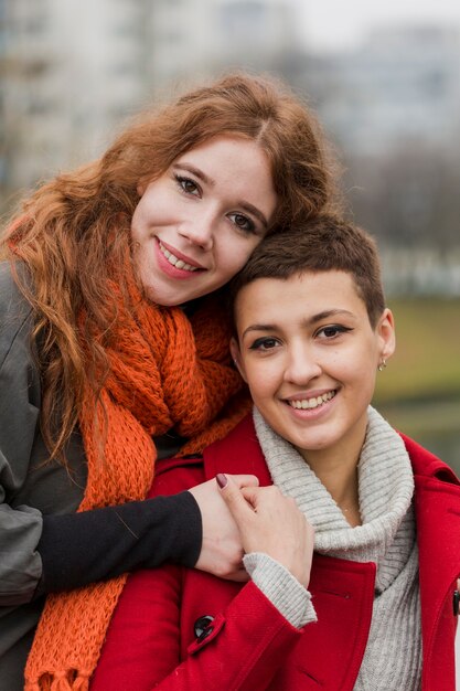 Retrato de mujeres hermosas posando