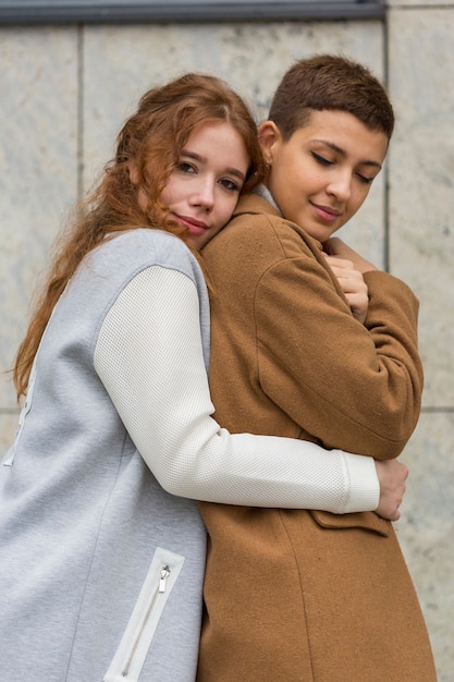 Foto gratuita retrato de mujeres jóvenes enamoradas