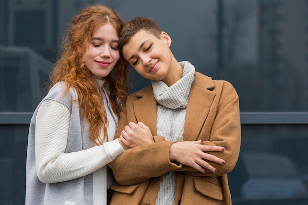 Retrato de mujeres jóvenes juntas