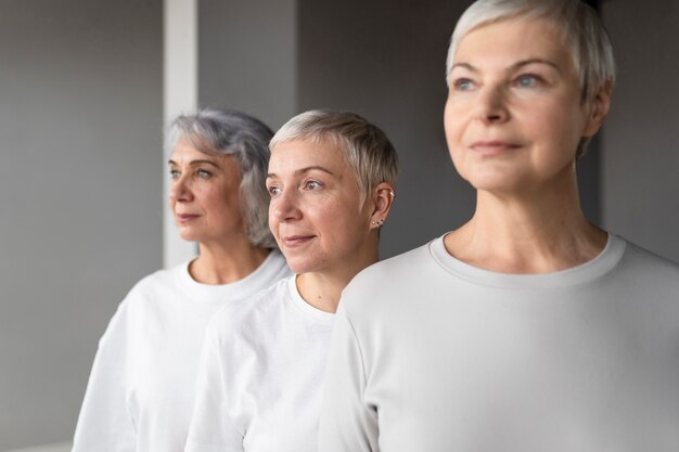 Retrato de mujeres mayores en el gimnasio