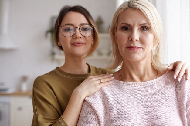 Retrato de mujeres posando en la casa