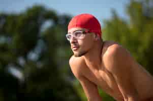 Foto gratuita retrato de nadador en la naturaleza