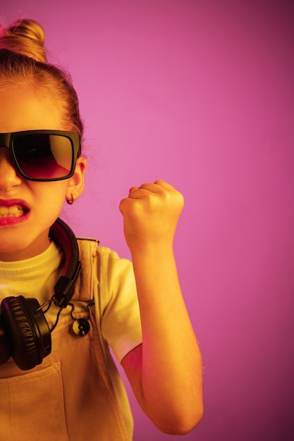 Foto gratuita retrato de neón de niña enojada con auriculares.