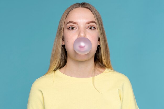 retrato, de, un, niña adolescente, elaboración, un, globo, de, chicle