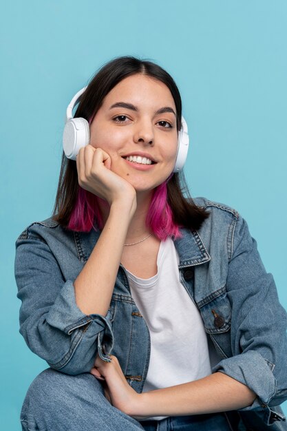 retrato, de, un, niña adolescente, llevando, auriculares, y, escuchar música