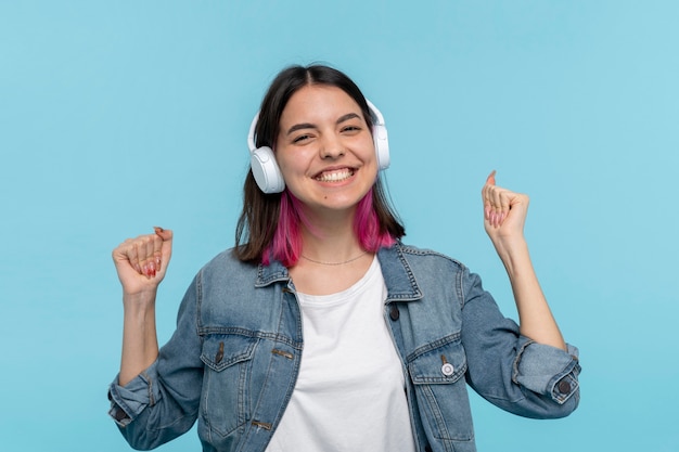 retrato, de, un, niña adolescente, llevando, auriculares, y, escuchar música