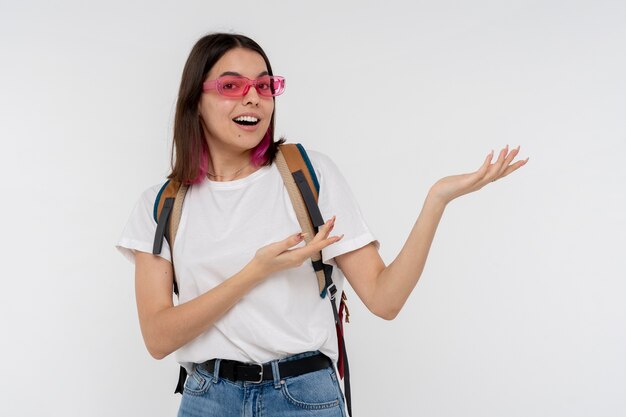 retrato, de, un, niña adolescente, llevar gafas de sol, y, tenencia, ella, mochila