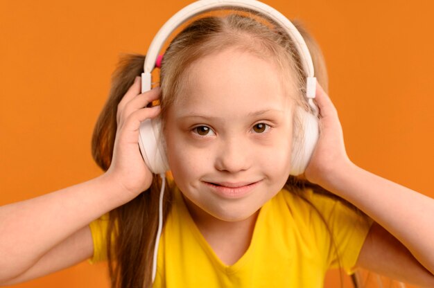 Retrato de niña adorable con auriculares