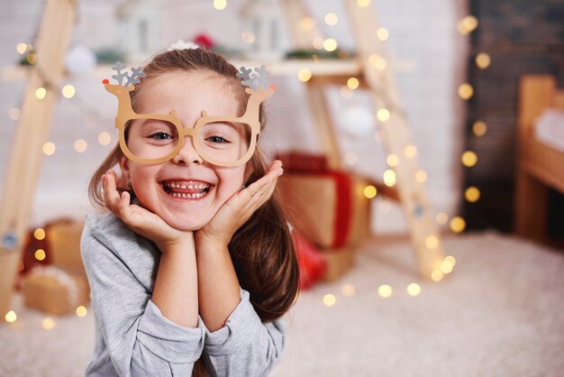 Retrato de niña adorable con gafas divertidas