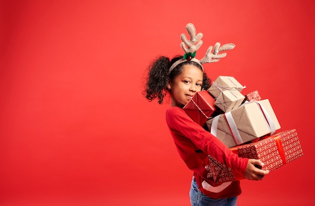 Retrato, de, niña africana, proceso de llevar, pila, de, regalos de navidad