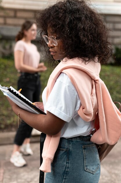 Retrato de niña afroamericana con sus libros