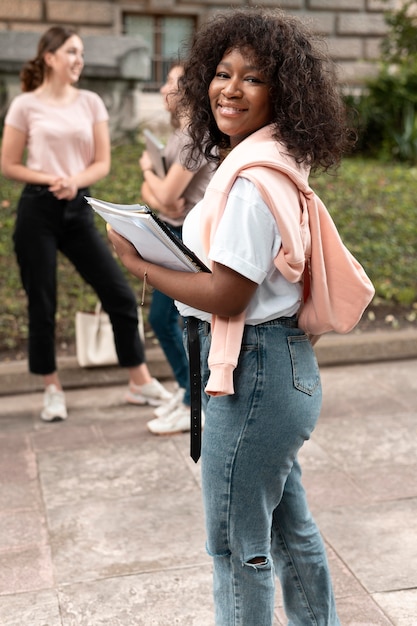 Retrato de niña afroamericana con sus libros