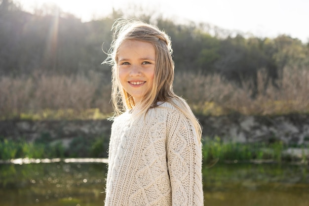 Retrato de niña al aire libre junto al lago