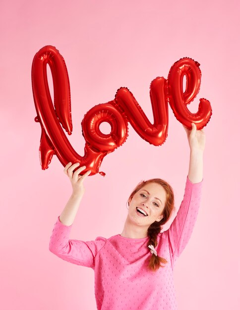 Retrato de niña alegre celebrando el día de San Valentín