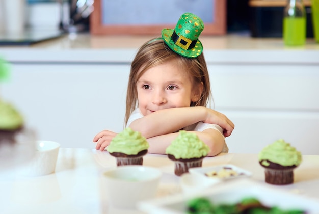 Retrato de niña alegre en la cocina