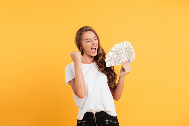 Foto gratuita retrato de una niña alegre complacida