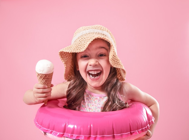 Foto gratuita retrato de una niña alegre con helado en un color