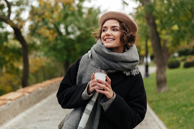 Retrato de una niña alegre vestida con ropa de otoño