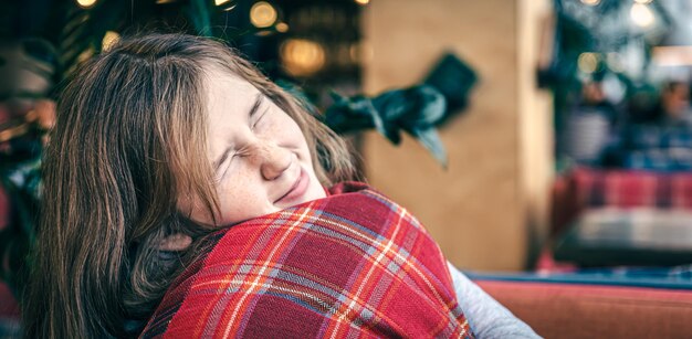 Retrato de una niña con una almohada en un hermoso interior