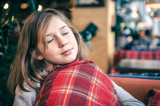 Retrato de una niña con una almohada en un hermoso interior