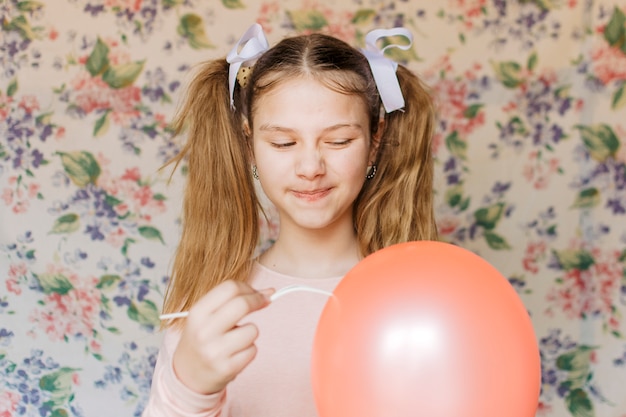 Foto gratuita retrato de una niña apareciendo globo con tenedor