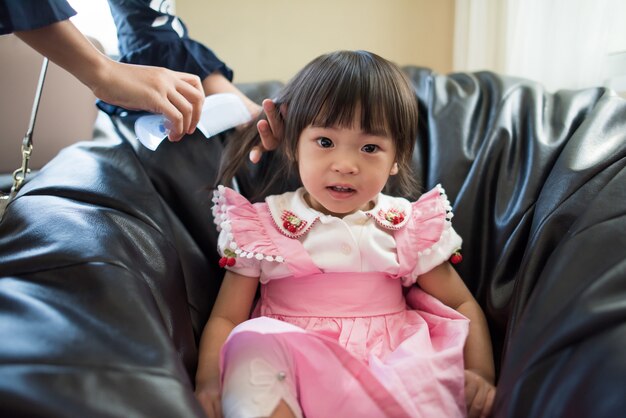 Retrato de niña asiática jugando en su casa