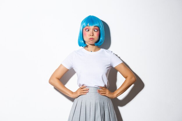 Retrato de una niña asiática con una peluca corta azul