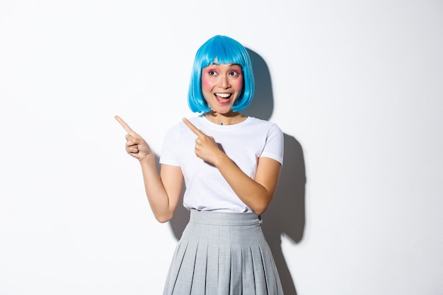 Retrato de una niña asiática con una peluca corta azul