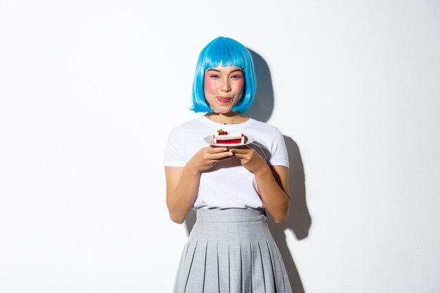 Retrato de una niña asiática con una peluca corta azul