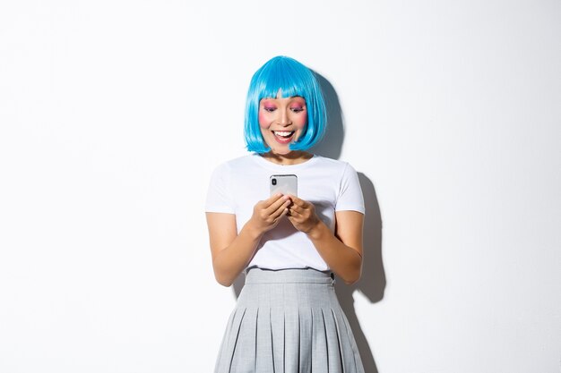 Retrato de una niña asiática con una peluca corta azul