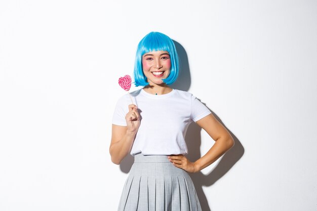 Retrato de una niña asiática con una peluca corta azul