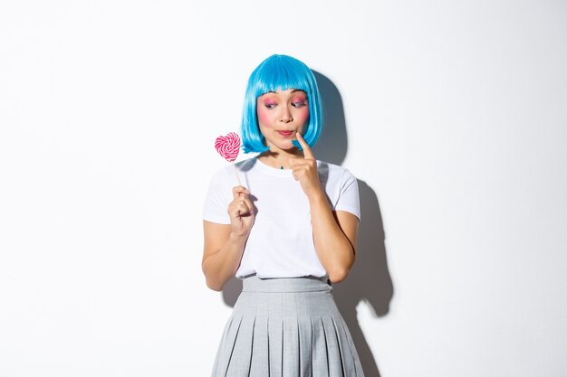 Retrato de una niña asiática con una peluca corta azul