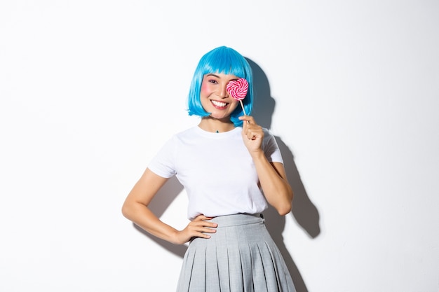 Retrato de una niña asiática con una peluca corta azul